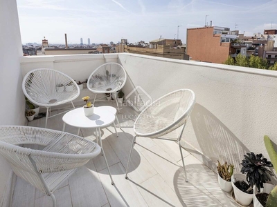 Alquiler ático en excelentes condiciones de 2 dormitorios en alquiler en eixample derecho en Barcelona