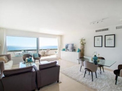 Apartamento con 4 habitaciones amueblado con ascensor, parking, piscina, aire acondicionado y vistas al mar en Estepona