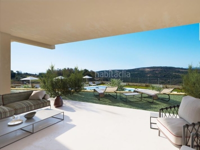 Apartamento de 2 dormitorios y 2 baños con terraza, vistas al golf. golf en Estepona