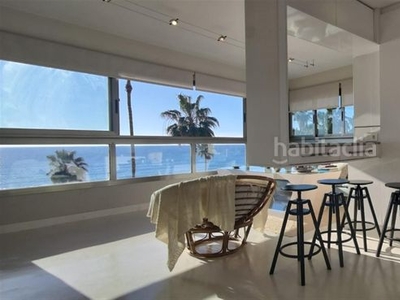 Apartamento espectacular apartamento en primera línea de playa en pleno Centro con impresionantes vistas panorámicas al mar y a la playa con garaje privado en Estepona