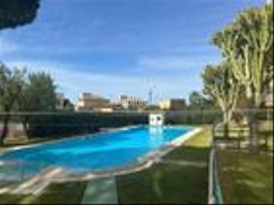 Apartamento terraza cubierta en muy buen estado, portero automatico, cerca de todos servicios y de campos de golf. en Estepona