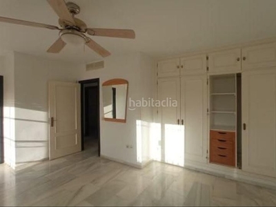 Casa adosada adosada de 3 dormitorios en bel air en Estepona