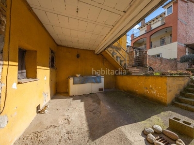 Casa adosada casa de 300 m2 amb jardi per reformar en Manlleu