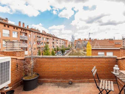 Casa adosada con 4 habitaciones con parking y aire acondicionado en Granollers