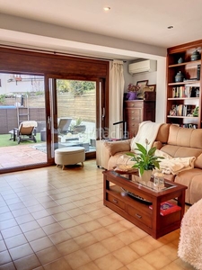 Casa con 4 habitaciones con parking, piscina, calefacción, aire acondicionado y jardín en Sitges