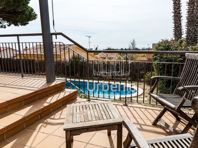 Casa con mucha luz !! , con comedor de 35m2, salida a una terraza con porche, jardín, piscina privada y muy bien comunicada !! en Cabrils