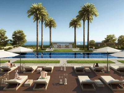 Casa exclusiva villa independiente de 4 habitaciones en la nueva milla de oro , a pie de playa. en Estepona