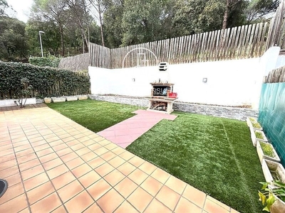 Casa magnífica casa a tres vientos, distribuida en 3 plantas, en zona privilegiada, rodeada de naturaleza, bosque privado, y zona comunitaria con piscina.jardín con barbacoa en la parte trasera, garaje para 4 coches. en Arenys de Munt