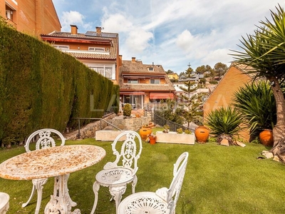 Chalet casa, terraza, jardin, chimenea en Corbera de Llobregat