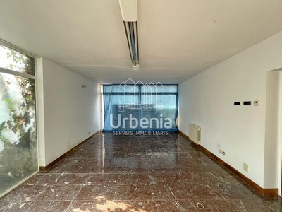 Chalet independiente en venta , con 336 m2, 5 habitaciones y 5 baños, piscina, garaje y calefacción gas ciudad. en Sant Andreu de Llavaneres