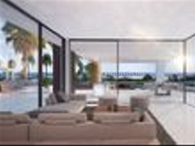 Chalet orientacion sur,terraza privada con bellas vistas al mar, piscina privada , rodeada de bellos jardines privados,garaje privado cubierto, cerca de todos los servicios y de campos de golf. en Estepona