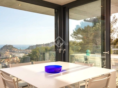 Chalet villa moderna con vistas al mar y licencia turística en venta en Tossa de Mar