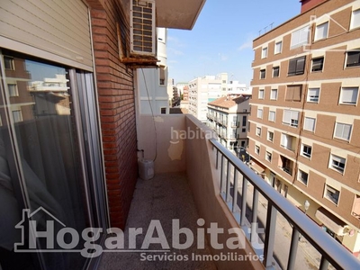Piso muy amplio, exterior con ascensor y 3 balcones en Valencia