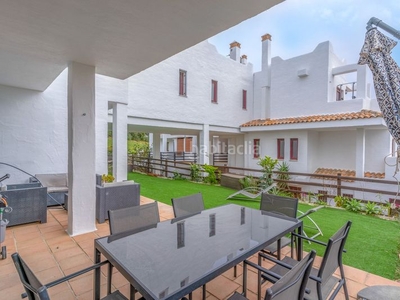 Planta baja increíble apartamento de 2 dormitorios con gran jardín privado costa golf & country club en Casares