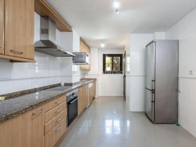 Alquiler apartamento con 2 habitaciones con ascensor, parking, piscina y aire acondicionado en Estepona