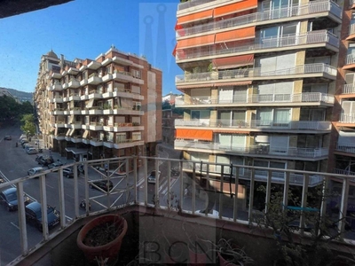 Alquiler Piso Barcelona. Piso de tres habitaciones en Balmes. Tercera planta con terraza