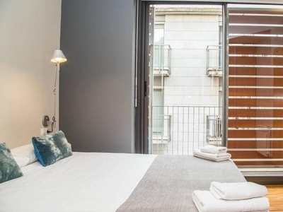 Alquiler Piso Barcelona. Piso de tres habitaciones en Carrer de Ballester. Con terraza
