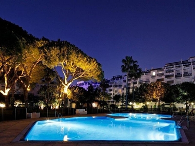 Piso en alquiler en calle Playas del Duque Casa Granada de 3 habitaciones con terraza y piscina
