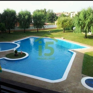Piso en venta en Villamañán de 4 habitaciones con terraza y piscina