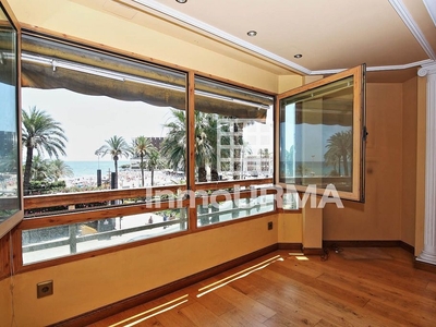 Venta de piso en Centro - Alicante de 3 habitaciones con terraza y balcón