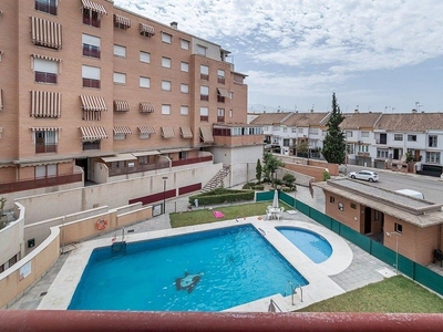 Venta de piso en Cerrillo de Maracena - Periodistas de 3 habitaciones con piscina y garaje