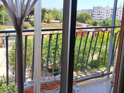Venta Piso València. Piso de tres habitaciones Tercera planta con balcón