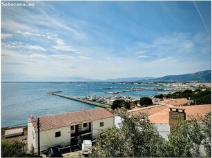 CASA CON VISTAS AL MAR Y GARAJE CERCA DEL CENTRO DE ROSES