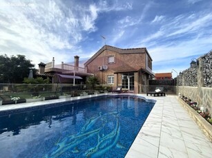 Chalet pareado con piscina en parcela de 400 m2 serracines