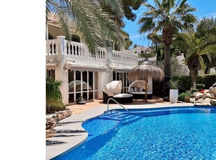 Exquisito lujo mediterráneo: Villa Oasis con vistas al Club de Golf Ifach y al Skyline de Calpe