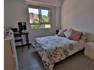 Se alquila habitación en piso de 4 dormitorios en Valencia