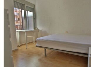 Se alquila habitación en piso de 4 dormitorios en Valencia