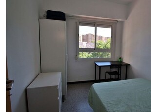 Se alquila habitación en piso de 4 dormitorios en Valencia