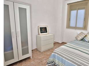 Se alquila habitación en piso de 4 habitaciones en Mestalla, Valencia