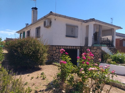 Venta de casa con piscina y terraza en Santa Cruz del Retamar, URB. CALALBERCHE