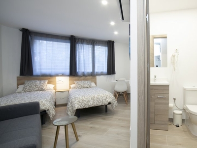 Acogedora habitación en alquiler en apartamento de 7 dormitorios en L'Hospitalet