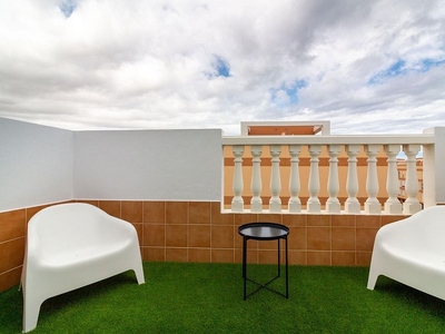 Alquiler de ático en El Médano con terraza y muebles