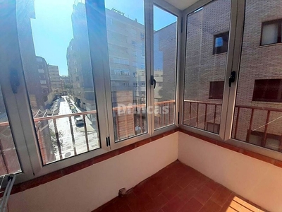 Alquiler de piso en Ensanche de 2 habitaciones con terraza y garaje