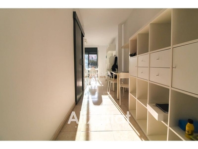 Alquiler piso de 64m2 en el barri Gòtic, con balcón, 2 habitaciones y 1 baño. amueblado y equipado en Barcelona