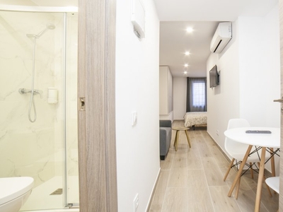 Amplia habitación en alquiler en apartamento de 7 dormitorios, L'Hospitalet