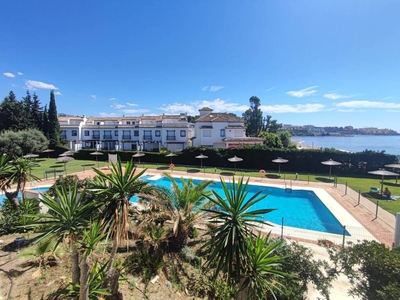 Apartamento en venta en primera linea de la Playa de Guadalobon, Estepona. Málaga