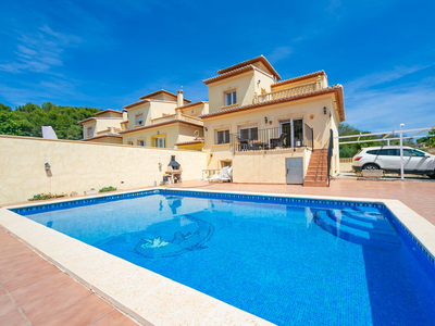 Casa adosada y moderna con piscina privada ubicada a 10 minutos de las playas de Calpe Venta Cometa Carrió
