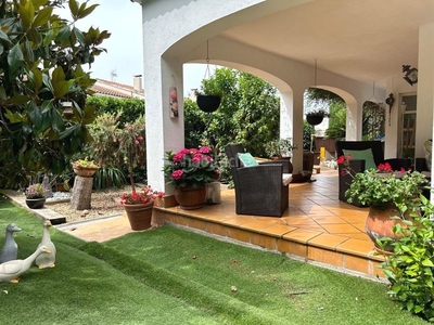 Casa con jardín en el casco urbano a 12 minutos de la playa. en Sant Pol de Mar