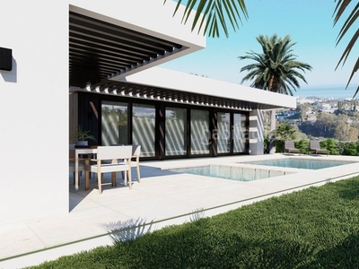 Casa en urbanización santa rosa casa con 4 habitaciones amueblada con parking, piscina y vistas al mar en Mijas