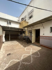 Casa en venta en el aguila. sobre plaza de toros, 6 dormitorios. en Alcalá de Guadaira