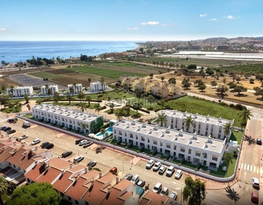 Casa pareada pareado sur con vista al mar con jardín 107.9 m2 con 2 plazas de aparcamiento en Caleta de Velez