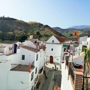 Casa tradicional casa de pueblo en archez con una gran terraza y fantásticas vistas al campo. en Árchez