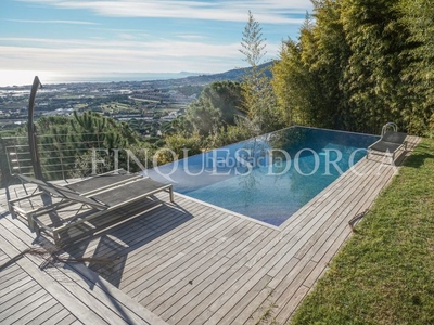 Casa unifamiliar a cuatro vientos con piscina desbordante y vistas panorámicas al mar. en Cabrils