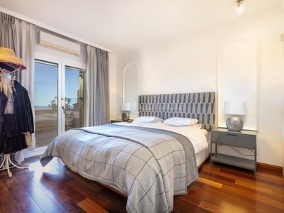 Dúplex con 3 habitaciones con parking, aire acondicionado y vistas a la montaña en Marbella