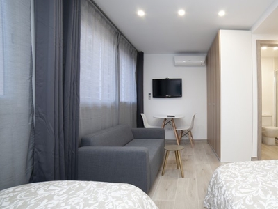 Habitación renovada en alquiler en apartamento de 7 dormitorios, L'Hospitalet