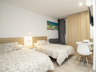 Moderna habitación en alquiler en apartamento de 7 dormitorios en L'Hospitalet